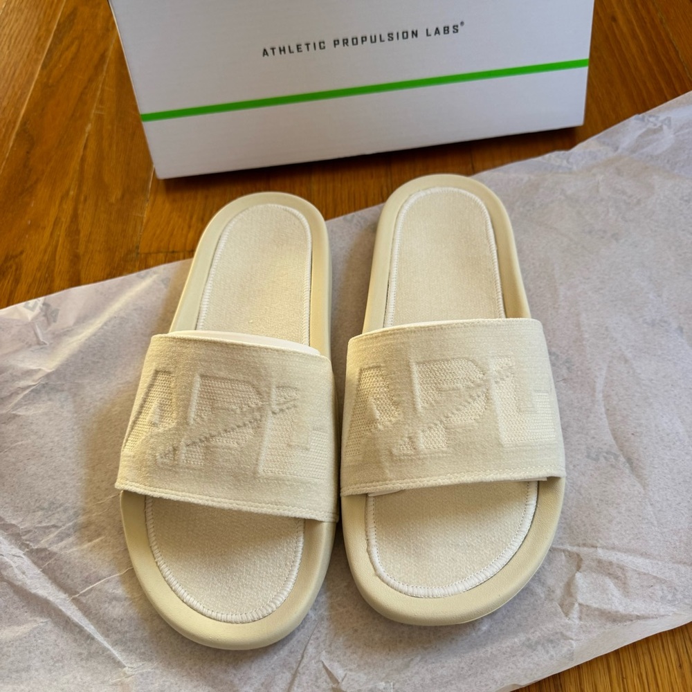 NEW APL Techloom Velvet Slide Size 9 Creme